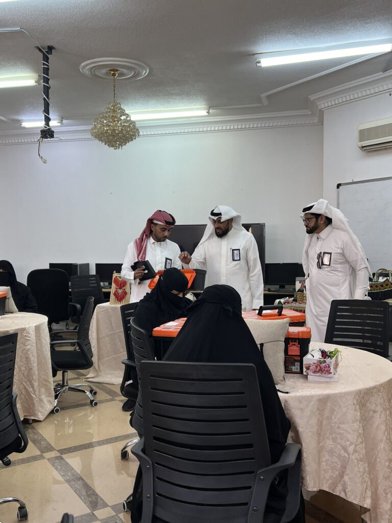 مدير فرع هيئة التراث بمنطقة الباحة يزور الجمعية